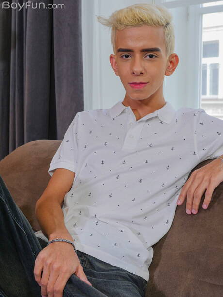 拉丁辣妹 Rick Vilela 全裸出鏡，秀出緊實的臀部