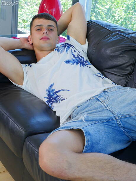 Le jeune Tchèque Finn Harper pose nu et montre ses belles fesses