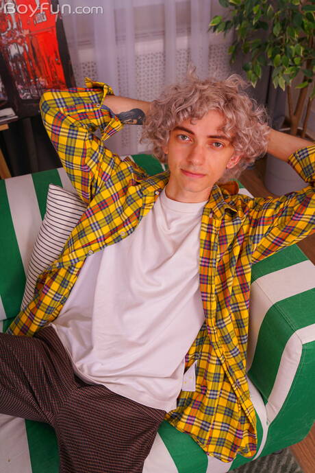 帥哥Elio Pjatteryd脫光衣服，露出漂亮的屁股