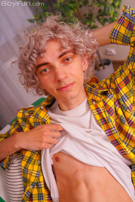 帥哥Elio Pjatteryd脫光衣服，露出漂亮的屁股