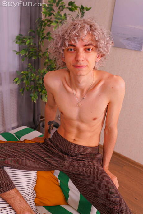 帥哥Elio Pjatteryd脫光衣服，露出漂亮的屁股