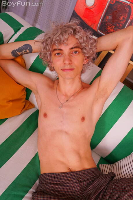 帥哥Elio Pjatteryd脫光衣服，露出漂亮的屁股