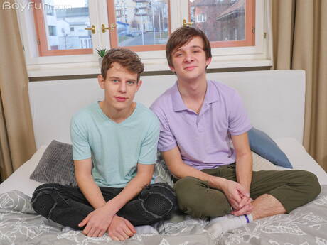 Der tschechische Pornostar Liam Rose und der schöne Junge Ollie Barn bohren einen Arsch