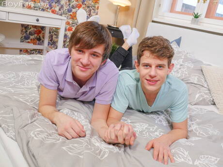 Der tschechische Pornostar Liam Rose und der schöne Junge Ollie Barn bohren einen Arsch