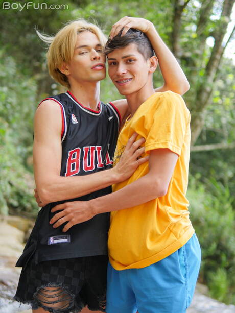 O jovem Billy Garcia e o jovem Jacob Buccella fodem a bunda depois de chupar um pau do lado de fora