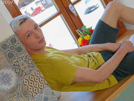 Der junge Kieron Zaks zieht sich aus und zeigt seinen heißen Arsch