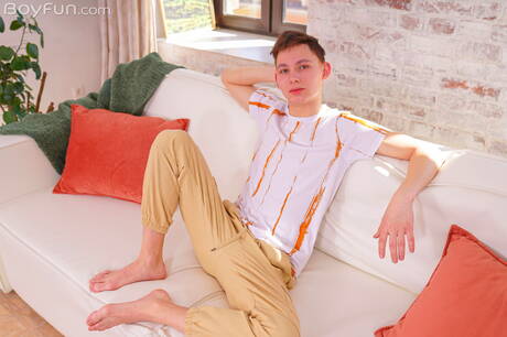 小男孩 Rimi Morty 裸體擺造型，露出性感臀部