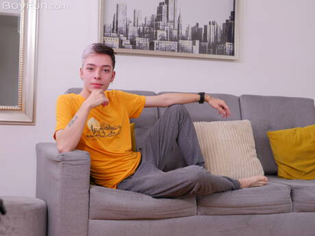 Pretty boy Niko Miller posing nude and showing hot ass