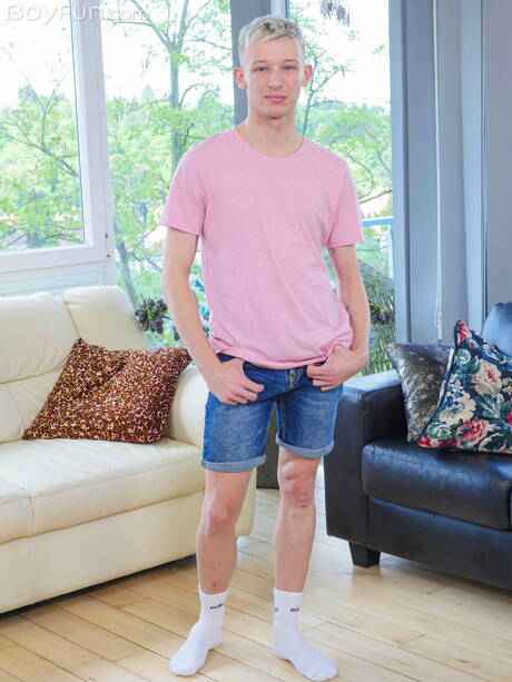 Twink Kieron Zaks posing nude and showing hot butt