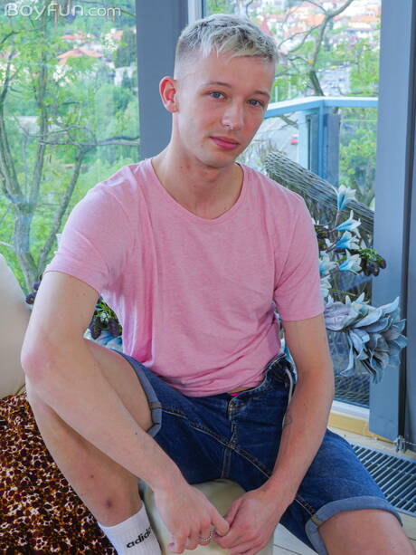 Twink Kieron Zaks poseert naakt en laat haar hete kont zien