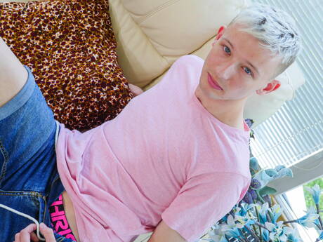 Twink Kieron Zaks poseert naakt en laat haar hete kont zien