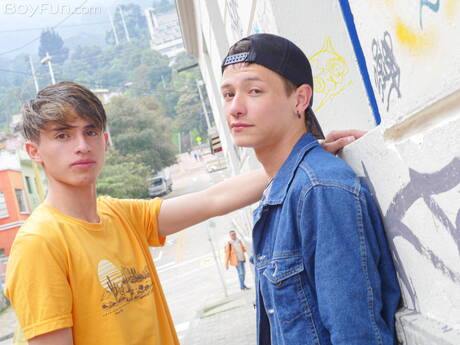 Sexy Amerikaner, der hübsche Col Raider und der junge Justin Host ficken den Arsch, nachdem sie draußen geblasen haben