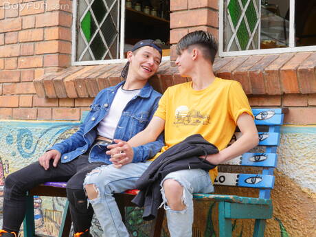 Sexy Amerikaner, der hübsche Col Raider und der junge Justin Host ficken den Arsch, nachdem sie draußen geblasen haben