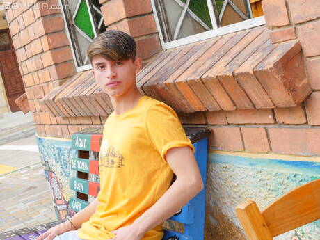 Seksowni Amerykanie, przystojny chłopak Col Raider i młody chłopak Justin Host ruchają się w dupę po ssaniu na zewnątrz