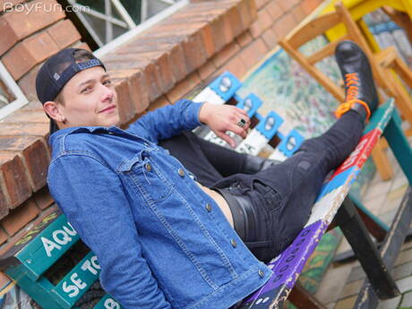 Sexy Amerikaner, der hübsche Col Raider und der junge Justin Host ficken den Arsch, nachdem sie draußen geblasen haben