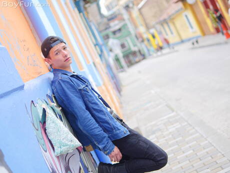 Sexy Amerikaner, der hübsche Col Raider und der junge Justin Host ficken den Arsch, nachdem sie draußen geblasen haben