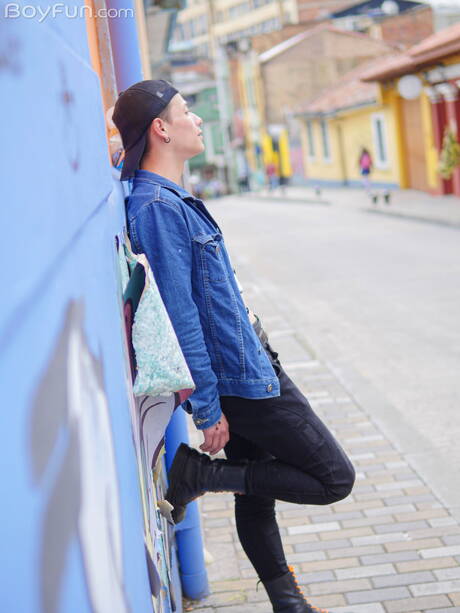 Sexy Amerikaner, der hübsche Col Raider und der junge Justin Host ficken den Arsch, nachdem sie draußen geblasen haben