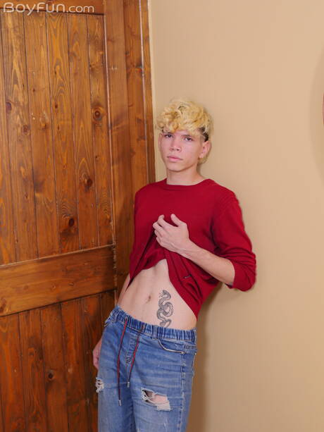 Der schöne Junge Melo Prince zieht sich aus und zeigt einen schönen Arsch