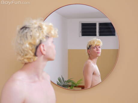 Der schöne Junge Melo Prince zieht sich aus und zeigt einen schönen Arsch