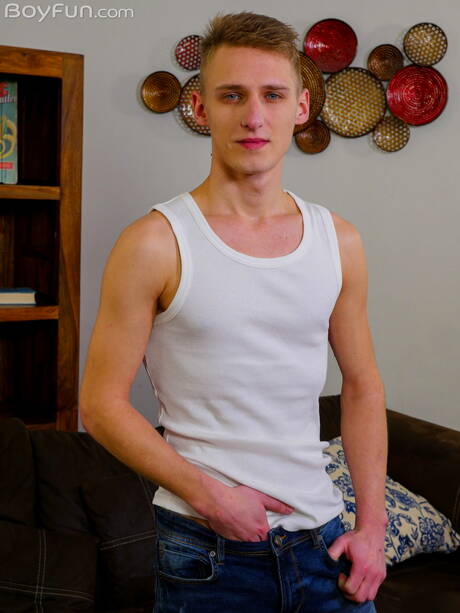 Pretty boy Oliver Morgenson get naked and showing hot ass