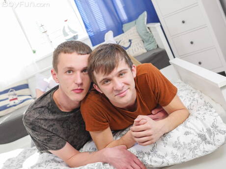 Der junge Typ Liam Rose und der junge Tim Gottfrid lutschen und ficken sich gegenseitig