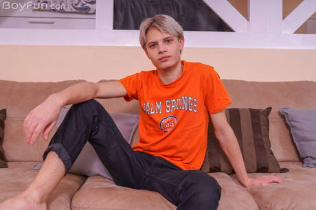 漂亮男孩 Daniel Star 脫衣服並露出緊實的屁股