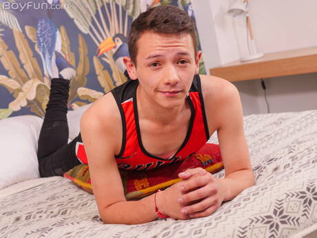 Der junge Col Raider posiert nackt und zeigt einen schönen Hintern