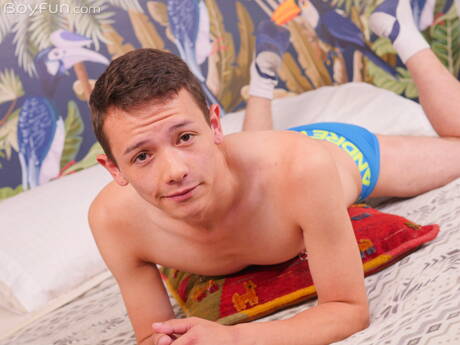 Młody Col Raider pozuje nago i pokazuje ładny tyłek