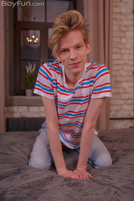 Twink Alex Powelly 脫衣服並露出性感的屁股