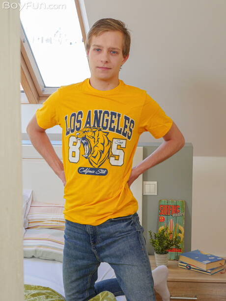 Der junge Ben Kingston posiert nackt und zeigt seinen heißen Hintern