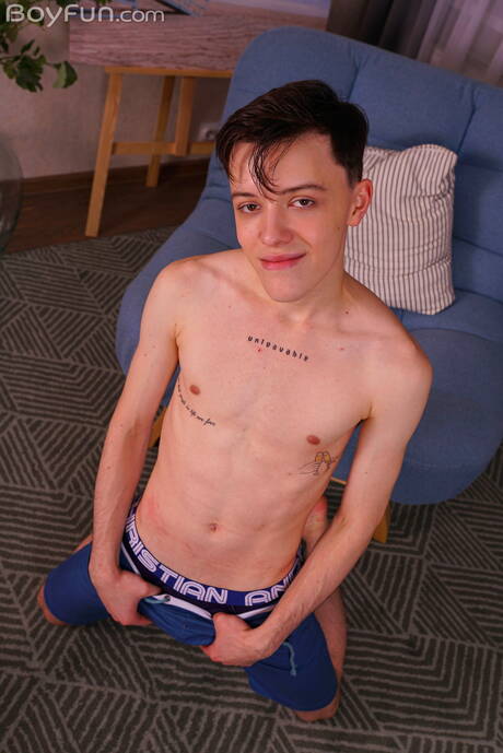 年輕的奧列格·陀思妥耶夫斯基手淫