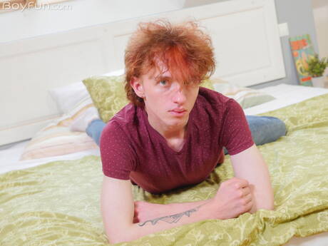 Il giovane ragazzo Yacob Marx si spoglia e mostra il suo bel culo