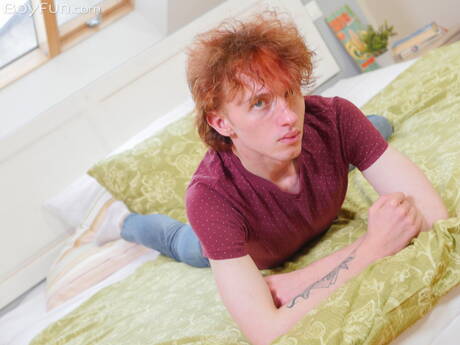 Il giovane ragazzo Yacob Marx si spoglia e mostra il suo bel culo