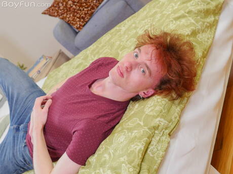 Il giovane ragazzo Yacob Marx si spoglia e mostra il suo bel culo