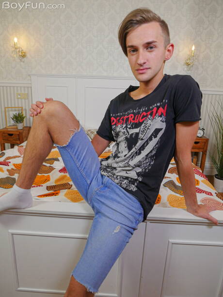 帥哥約翰·克勞福德脫光衣服，露出緊實的屁股