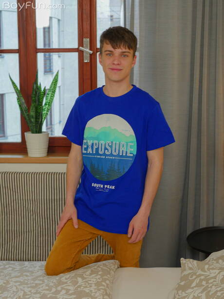 Młoda Jean Gilliam rozbiera się i pokazuje jędrne pośladki