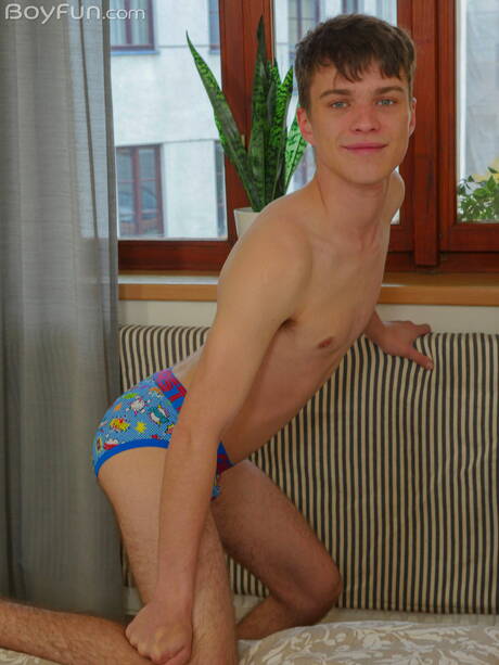 Młoda Jean Gilliam rozbiera się i pokazuje jędrne pośladki