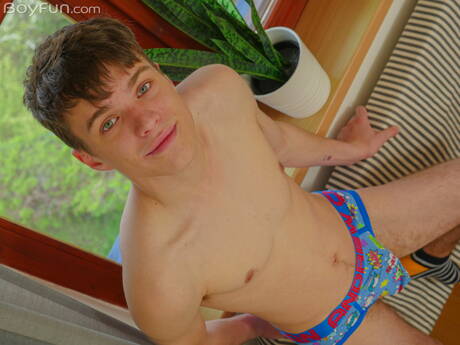 Młoda Jean Gilliam rozbiera się i pokazuje jędrne pośladki