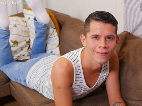 Il giovane ragazzo Andy Reyes stuzzica il suo cazzo