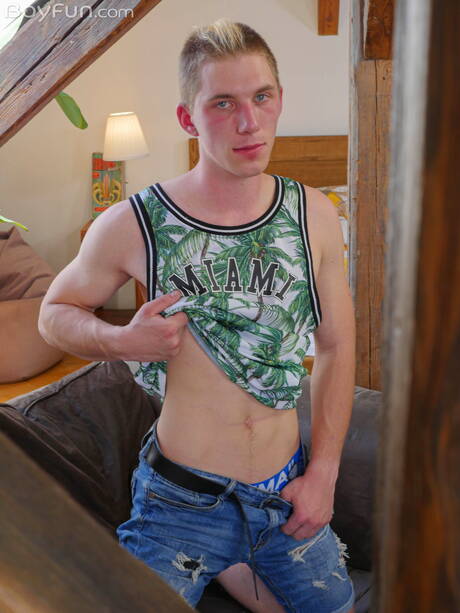 Schöner Junge Roman Schneider posiert nackt