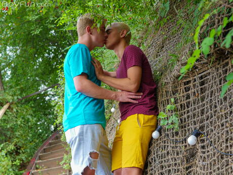 Le jeune Gabriel Paris et le jeune Jamie Kelvin ont des relations sexuelles anales à l