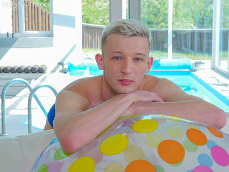 Il giovane ragazzo Kieron Zaks mostra un bel corpo