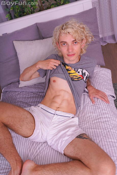 Twink Elio Pjatteryd poseert naakt en laat zijn hete kont zien