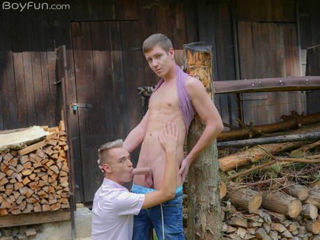 Der tschechische Twink Karl Stevens und der slowakische Junge Nico Vegas ficken in den Arsch, nachdem sie draußen einen Schwanz gelutscht haben