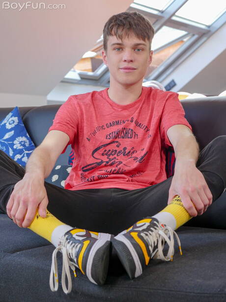 Młody chłopak Jean Gilliam rozbiera się i pokazuje ciasny tyłek