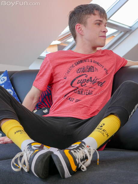 Młody chłopak Jean Gilliam rozbiera się i pokazuje ciasny tyłek