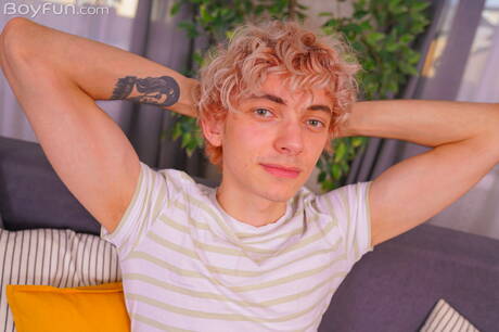 Boyfun: 年輕的 Elio Pjatteryd 赤身裸體，露出性感的臀部