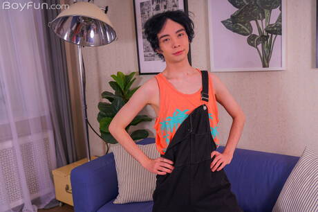 漂亮男孩 Al Keit 脫衣服並露出性感的屁股