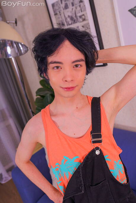 漂亮男孩 Al Keit 脫衣服並露出性感的屁股