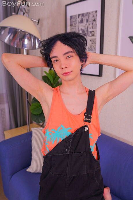 漂亮男孩 Al Keit 脫衣服並露出性感的屁股